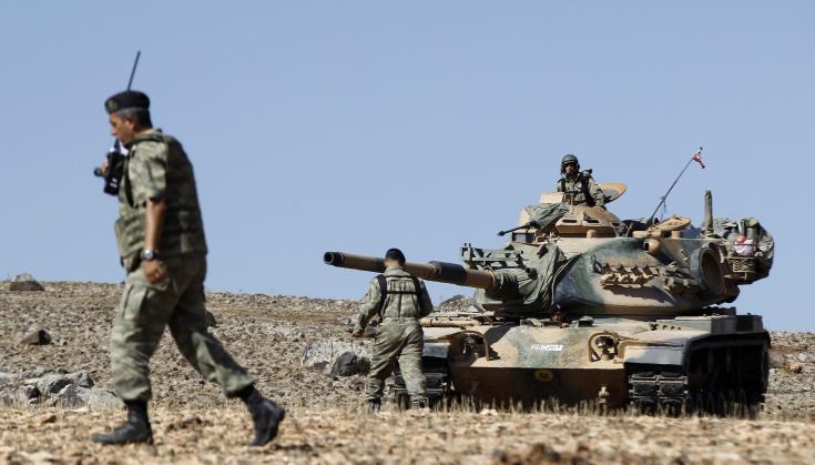 Τούρκοι στρατιώτες και άρματα μεταφέρονται στα σύνορα με τη Συρία